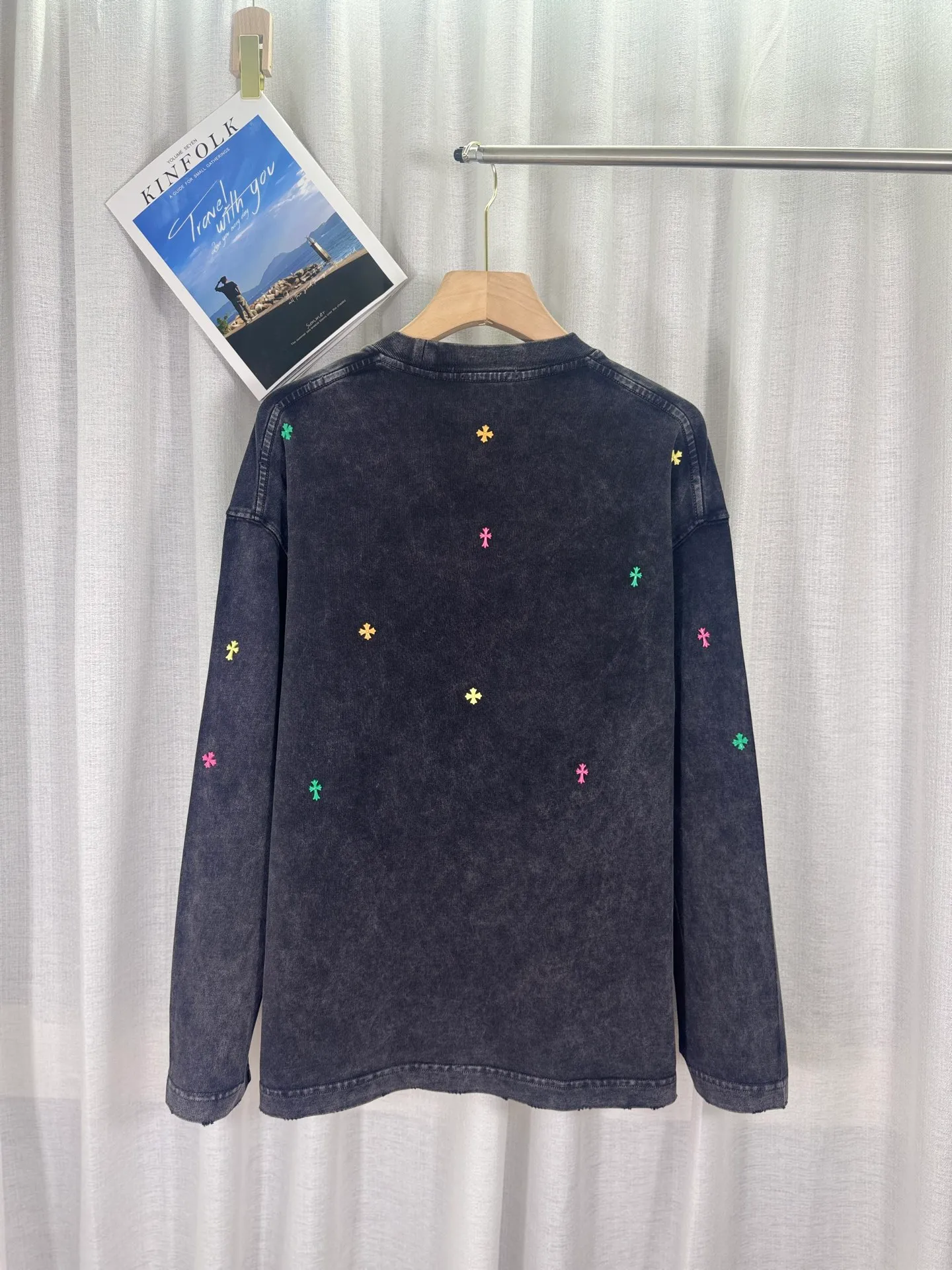 P250 top version, real shot without P, ​​different from market currency) 𝗖𝗵𝗿𝗼𝗺𝗲 𝗛𝗲𝗮𝗿𝘁𝘀/Cro Xin 2025 Autumn and Winter Starry Gypsophila Couple Casual Long Sleeve 👑The highest version! Customized fabric 320g fabric! Gypsophila cross hardware accessories, a hot-selling model at the counter, very comfortable to wear. Accessories: original molded and authenticated collar label ➕ 100% silk wash water label. Genuine purchase-grade original hangtag➕matching hanging rope➕3D hanging beads➕original packaging bag. Craftsmanship: The original version has consistent wiring! The highest version of the armhole matching technique! Color: Blue Black Size: S M L XL Style No.: 5173